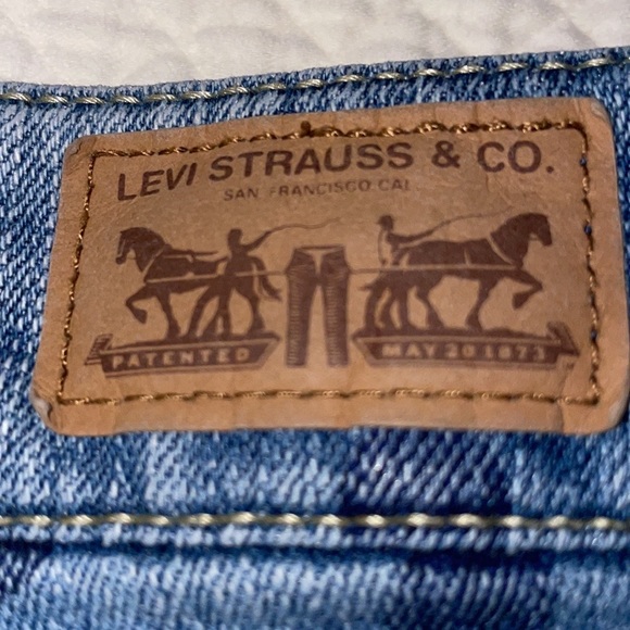 Levi’s distressed denim medium dark jean shorts with polkadots. - Picture 6 of 9